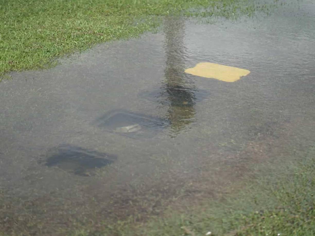 El drenaje está tapado completamente y no logra filtra el agua, para evitar la inundación del escenario deportivo.