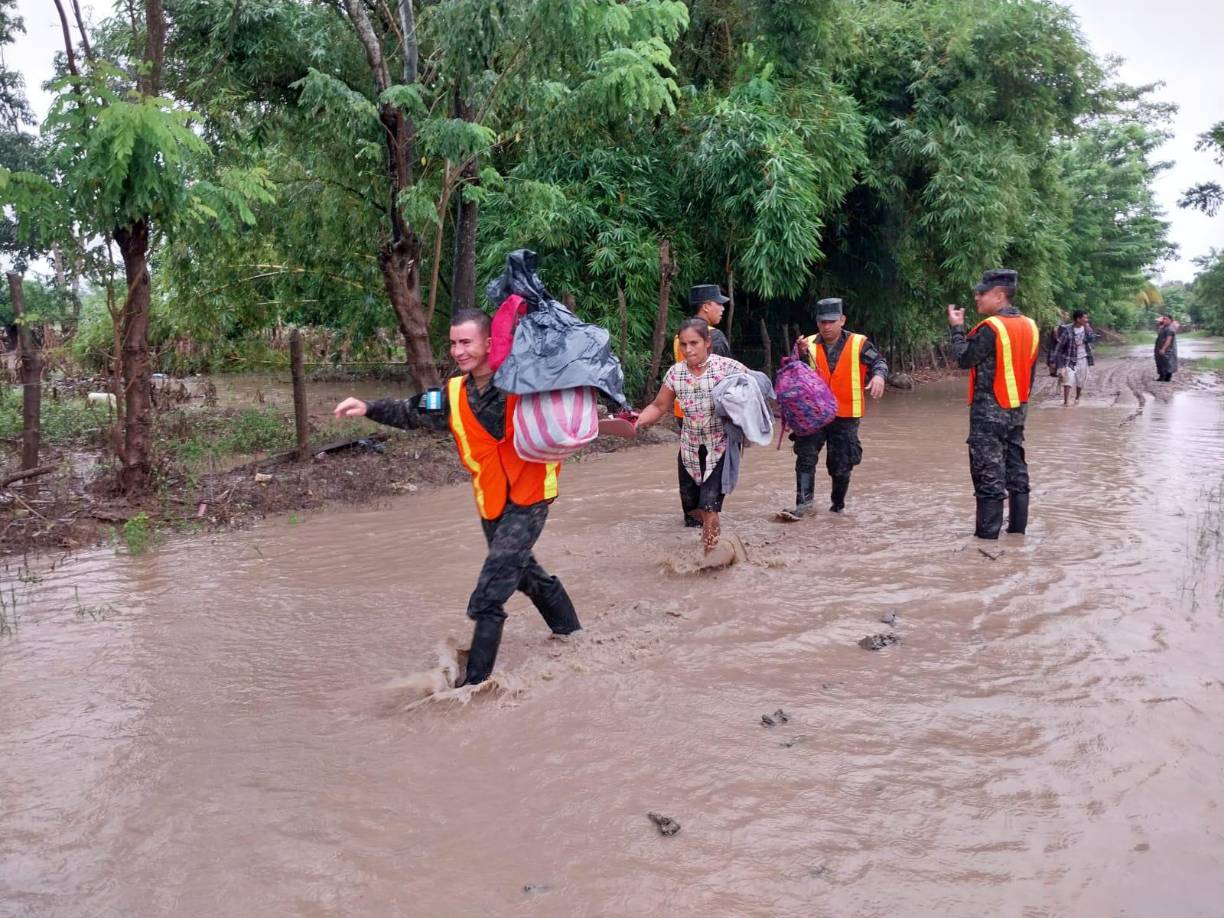 La calle será el hogar muchos esta noche: Dramáticas evacuaciones por lluvias en Honduras