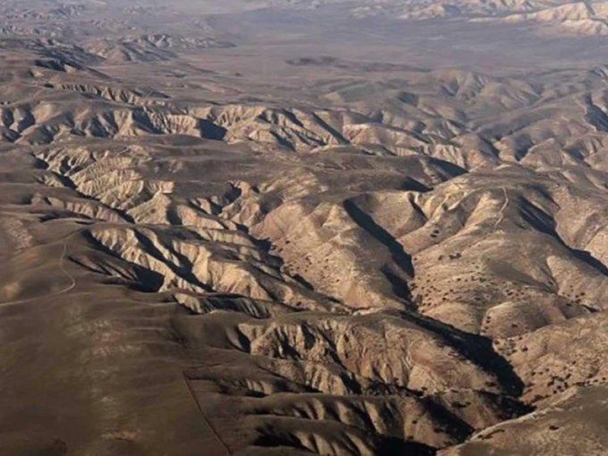 La Placa del Pacífico se mueve hacia el noroeste en relación con la Placa de América del Norte lo que provoca terremotos a lo largo de la falla.