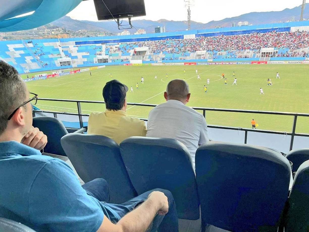 El entrenador de la Selección de Honduras, Hernán ‘Bolillo‘ Gómez, estuvo en el palco del estadio Nacional observando el partido Olimpia-Victoria.