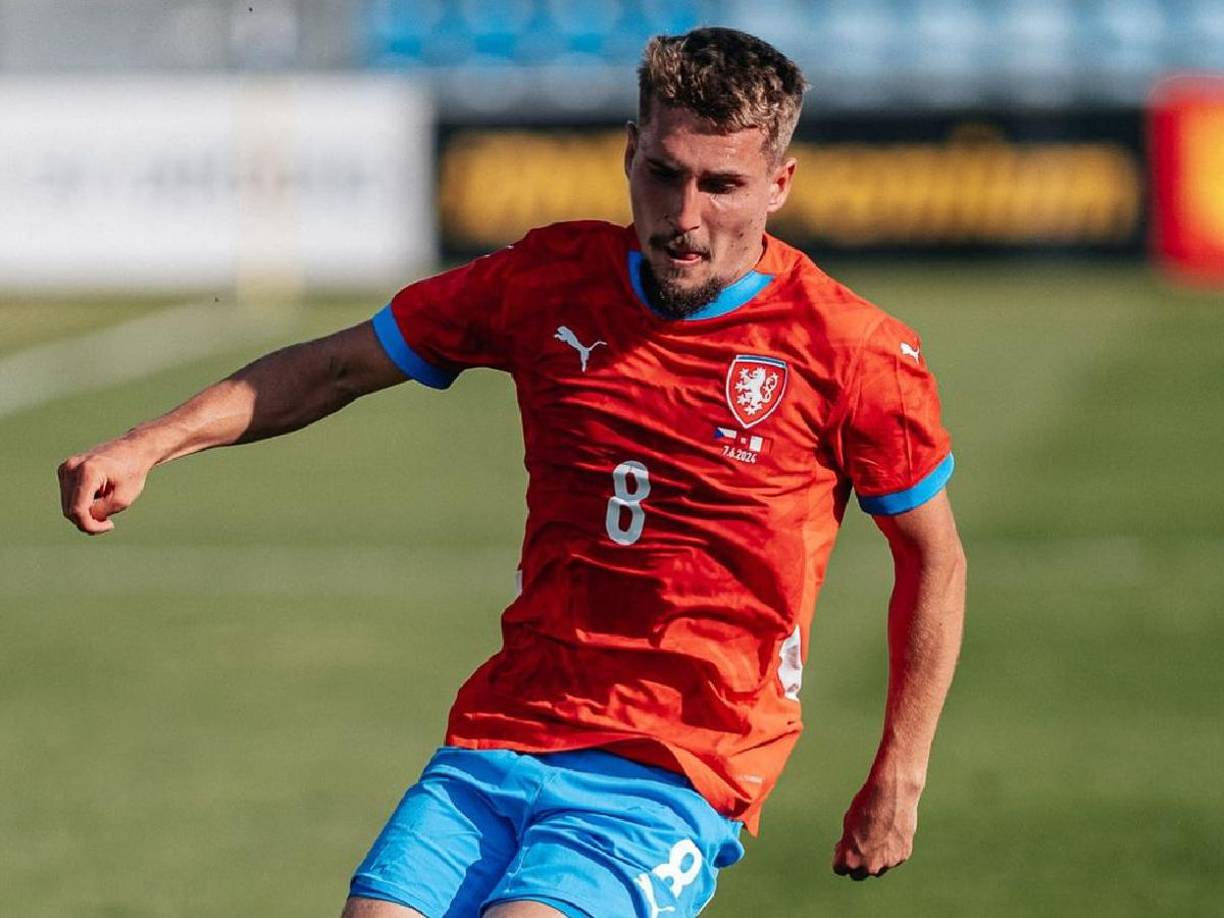 “Siento un gran apoyo de los chicos y del equipo, me tocó que me sacaran la camiseta para una sesión de fotos antes del partido con Macedonia del Norte. Deseando volver a la cancha. Ahora mantendré los dedos cruzados por el equipo en EURO”, cerró.