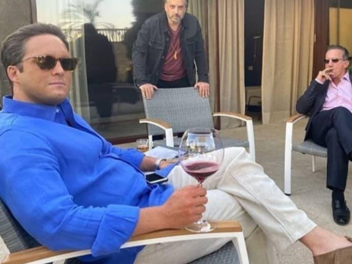 Pese a lo complicado que fue grabar con una logística antiCovid, para Boneta es satisfactorio que para este cierre se vaya a lanzar en breve un soundtrack con grandes hits. “Aquí las canciones juegan un papel narrativo importantísimo, y cantar las canciones de Luis Miguel no es nada fácil, es una locura lo que él puede hacer con su voz, es un superdotado”.