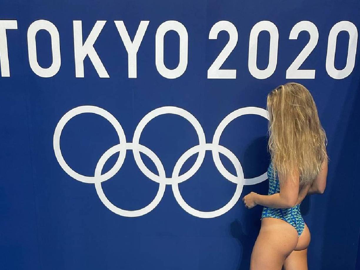 En su cuenta de Instagram cuenta actualmente con más de un millón de seguidores, en donde muestra su belleza y lo que ama, la natación.