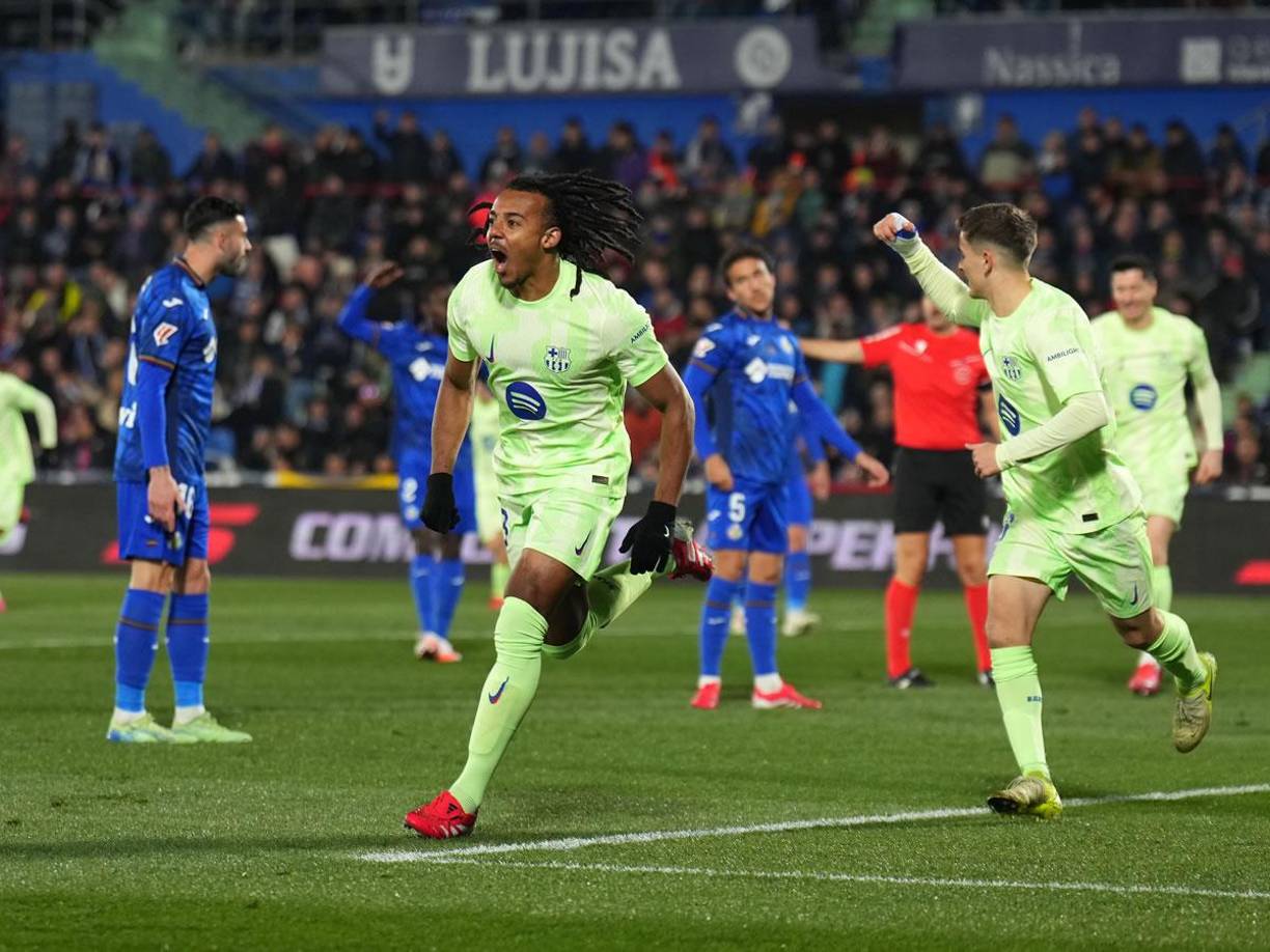 El defensa francés está en un buen momento y marcando goles con el Barcelona.
