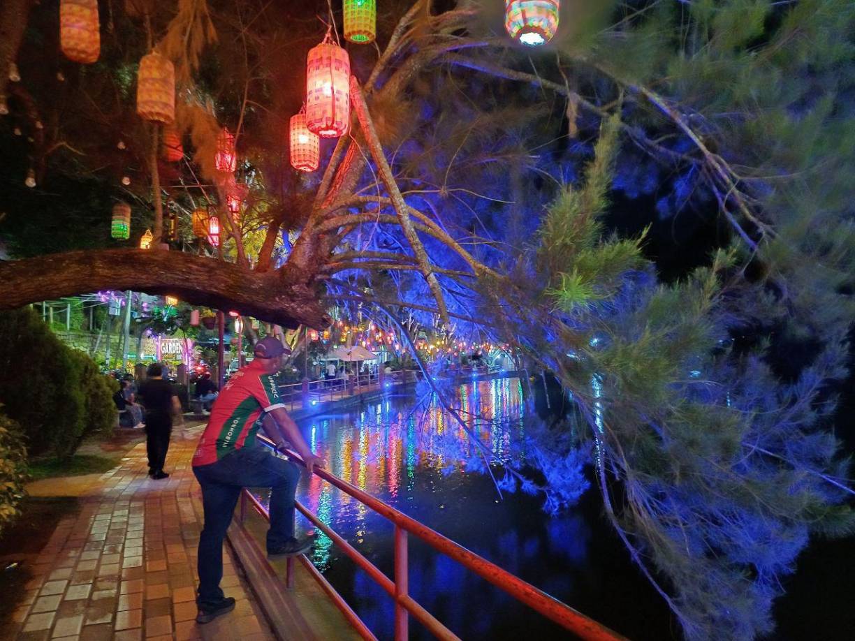 El turismo es un sector clave debido a su atractivo histórico y natural, con visitantes que disfrutan de sus calles empedradas, arquitectura colonial y vistas panorámicas además de su laguna llena de tortugas. Además, la agricultura sigue siendo importante, con cultivos como café, maíz y frijoles. 