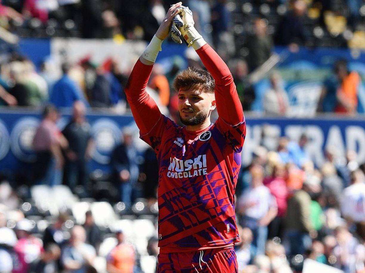 El portero milita en el club Millwall de la segunda división de Inglaterra. Además, de formar parte de la selección absoluta de Montenegro. 