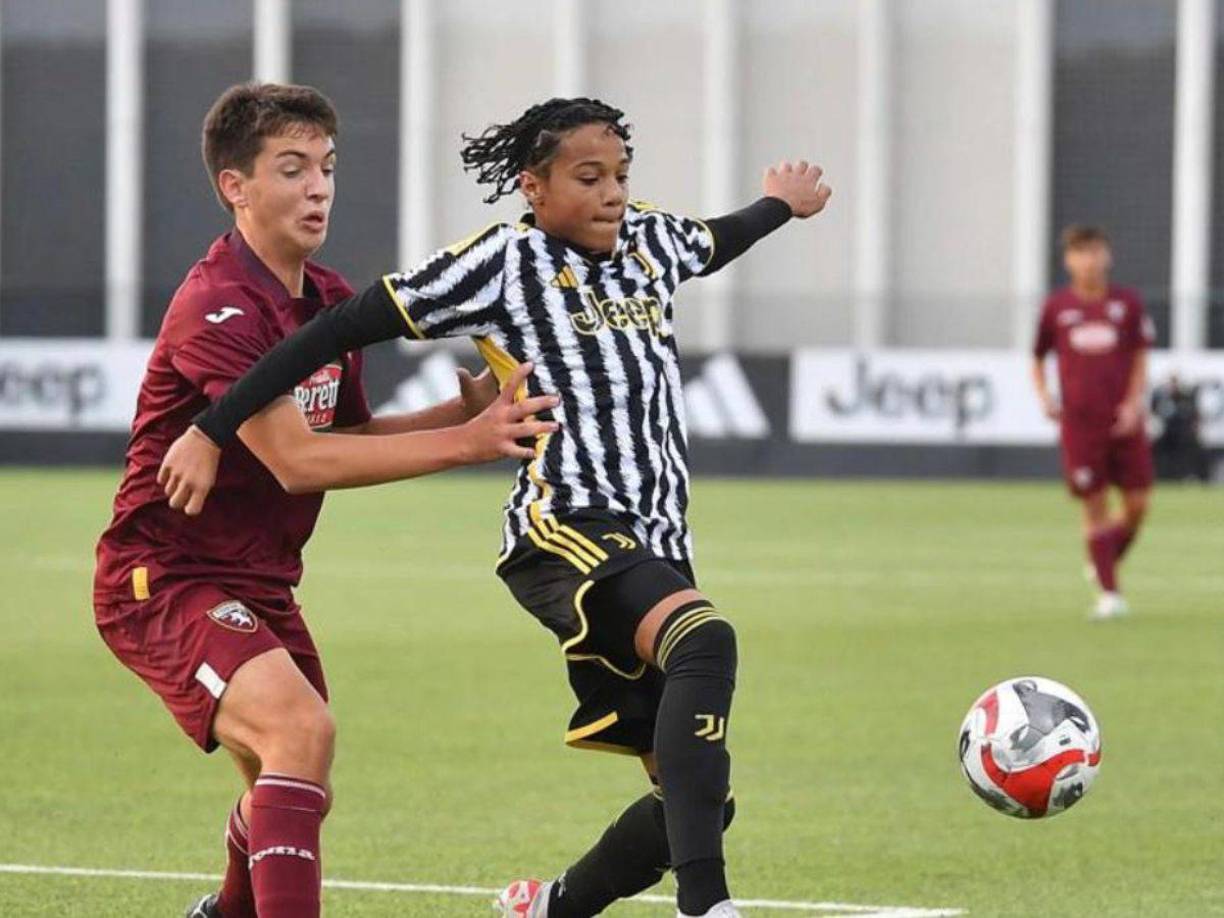 “Son bien esquivos, uno no tiene relación con ellos. Uno observa, no pasa nada”, dijo David Suazo ante la pregunta sobre qué le dicen los entrenadores de su hijo en la Juventus. 