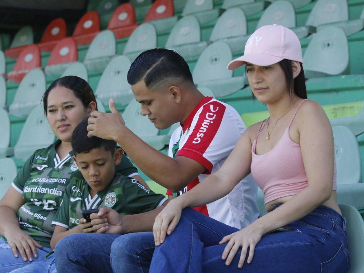 La chica de gorra llegó en familia y se instaló en el sector de silla para disfrutar del Marathón vs Real España.