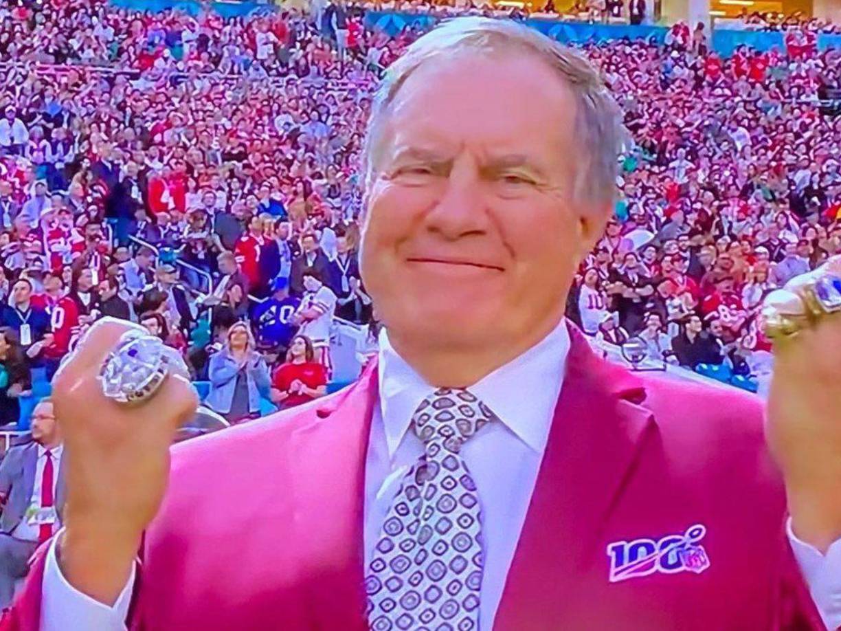 Bill Belichick es una auténtica leyenda de la NFL porque su nombre está inmortalizado como el entrenador más ganador de la historia desde la creación del Super Bowl con 6 conquistas (2001, 2003, 2004, 2014, 2016, 2018) de la mano de los New England Patriots. 