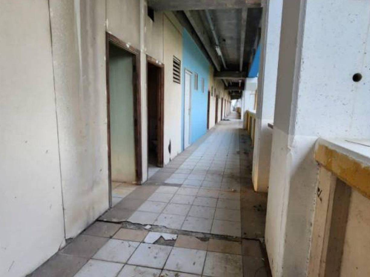 “Este estadio, que ha sido escenario de memorables encuentros tanto a nivel nacional como internacional, hoy presenta un deterioro evidente, resultado de la desidia y la falta de gestión efectiva por parte del alcalde Roberto Contreras”, decía en su texto.