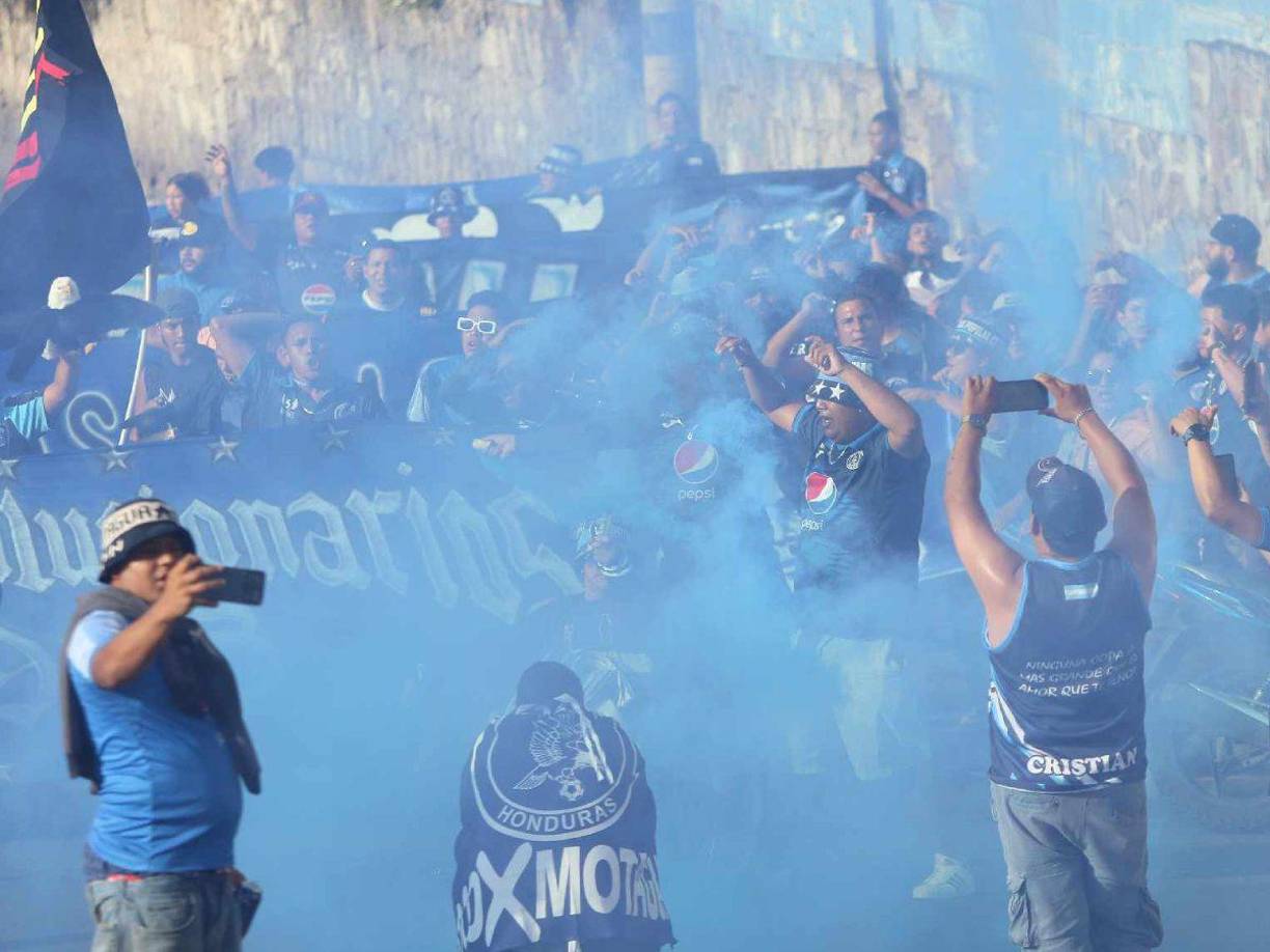 Los barristas del Motagua no olvidan el fracaso de su equipo en la Copa Centroamericana y le exigieron compromiso al cuerpo técnico y jugadores del equipo capitalino.