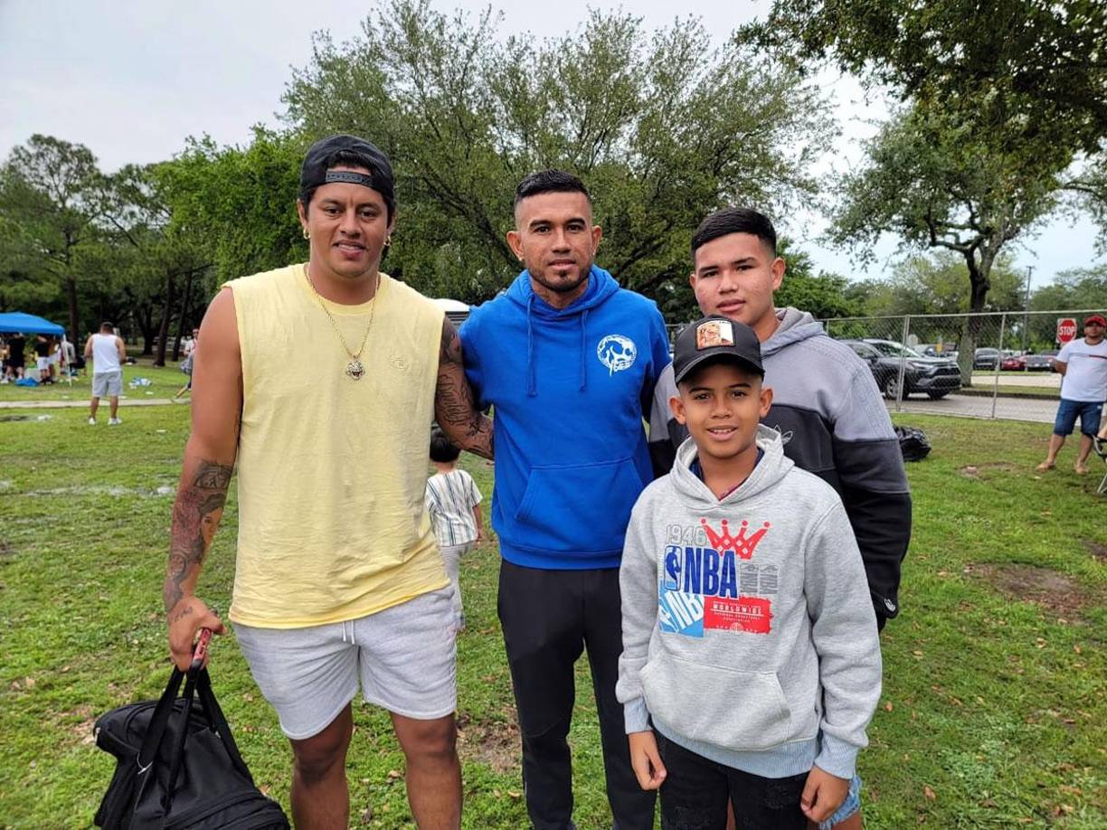 Carlos Discua, jugador de Motagua y actualmente con Motagua veteranos, junto a sus hijos y Dany Izaguirre, jugador de Potros de Olancho.