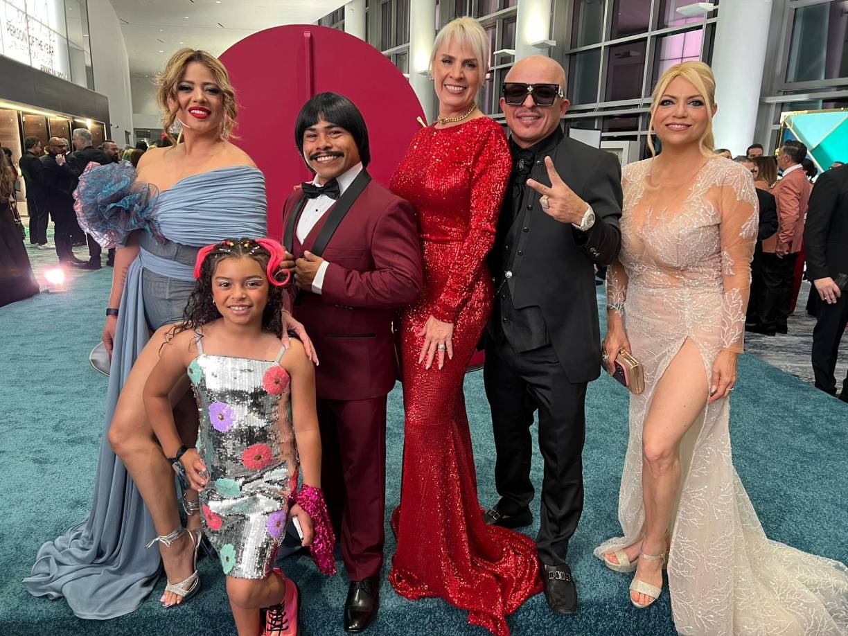 De izquierda a derecha: Marcella Gonzalez, Mía Marcella, Chaparro Chuacheneger, Eugenia Schmidt, Juanito El Millonzuki y Rocío La Dama De La Cumbia. 