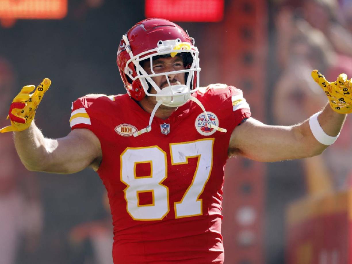 Travis tuvo su momento de gloria en la victoria de su equipo con una anotación y después se vio a ambos caminando en backstage compartiendo risas.