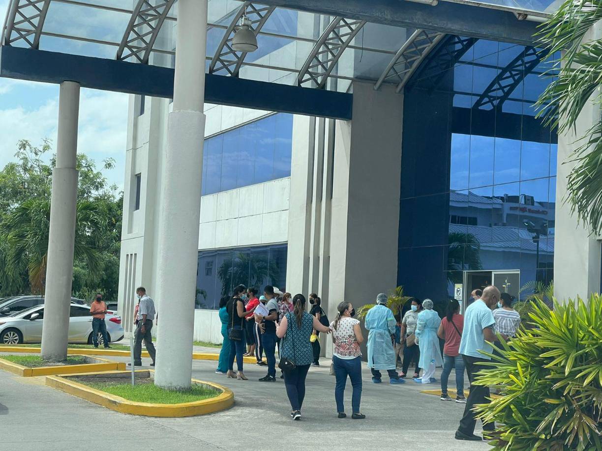 El personal médico también tuvo que abandonar sus labores por un momento.