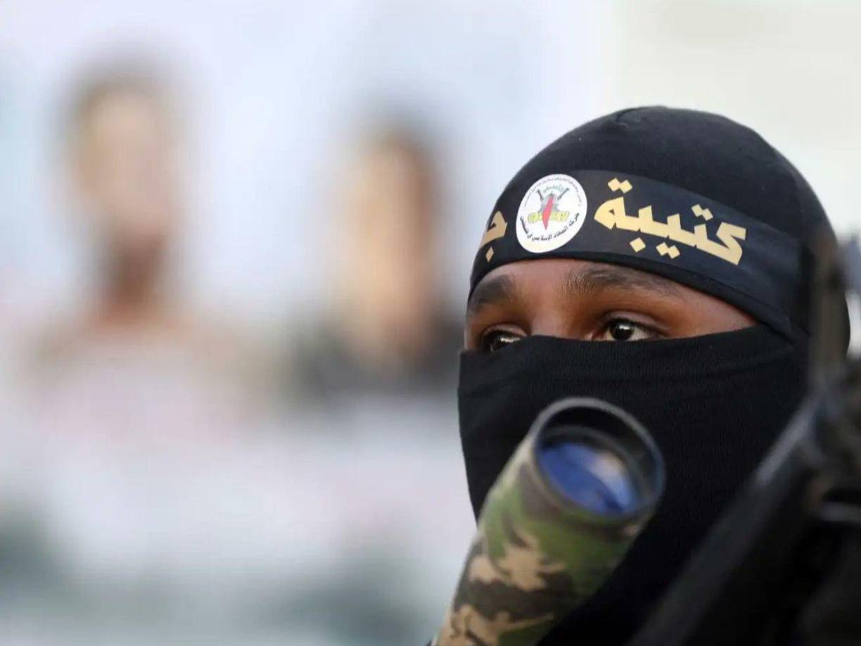 En la imagen que han empleado para viralizar la amenaza aparece un hombre con el rostro tapado sujetando un rifle, junto al nombre de los cuatro estadios que acogerán los encuentros de la competición europea y la consigna de “matarlos a todos”.