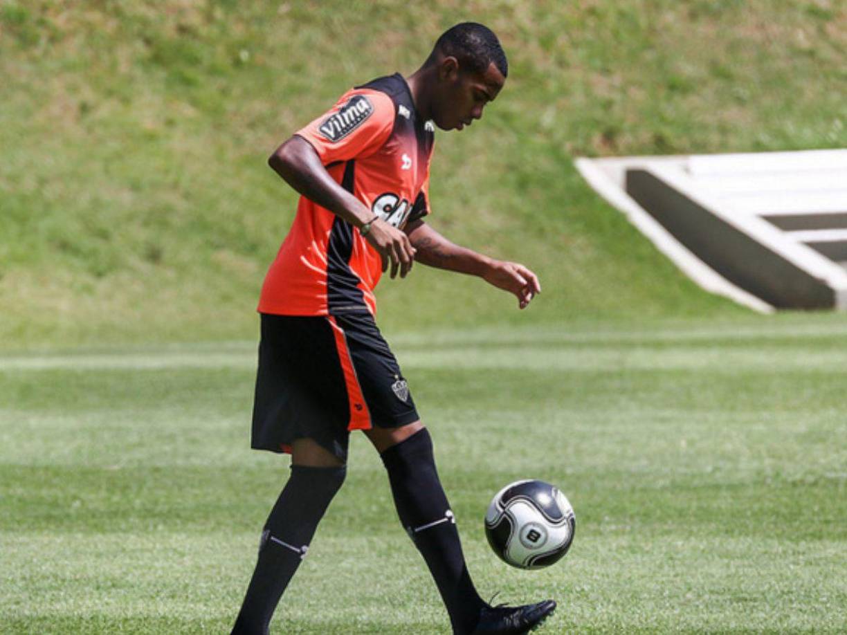 El programa de electrónica, impartido por el Instituto Universal Brasileño, le enseña a Robinho a reparar televisores, radios y otros electrodomésticos.