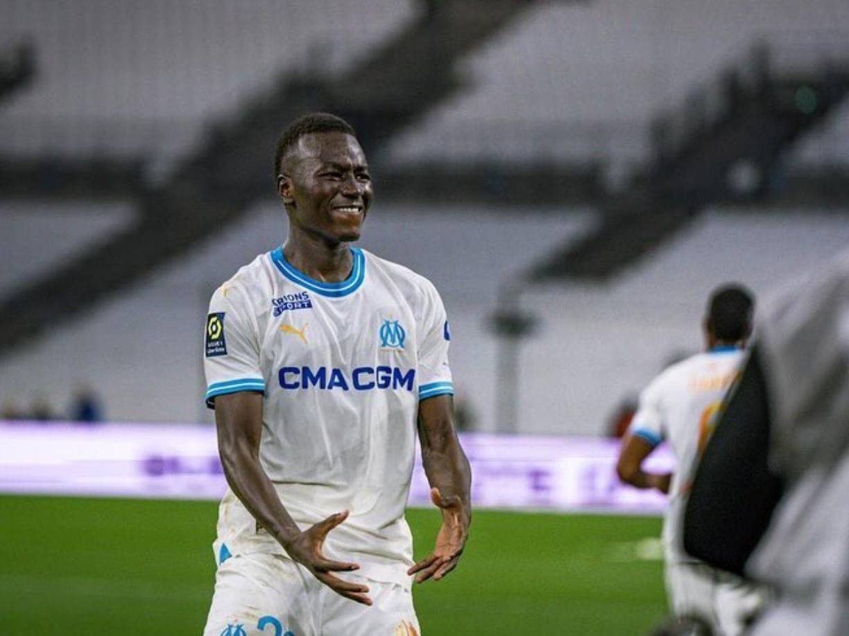 El senegalés Pape Gueye se despide del Olympique de Marsella :“Marselleses, hace cuatro años llegué joven de la Ligue 2 con las estrellas en los ojos para descubrir el Olympique de Marsella. Me aceptasteis enseguida. Viví mis primeros minutos en la élite francesa junto a ti, haciendo realidad mi sueño de infancia de participar en la Liga de Campeones. Sí, hubo momentos complicados, pero vuestro apoyo incondicional, especialmente en el Vélodrome, no lo olvidaré nunca”, ha escrito el mediocampista.