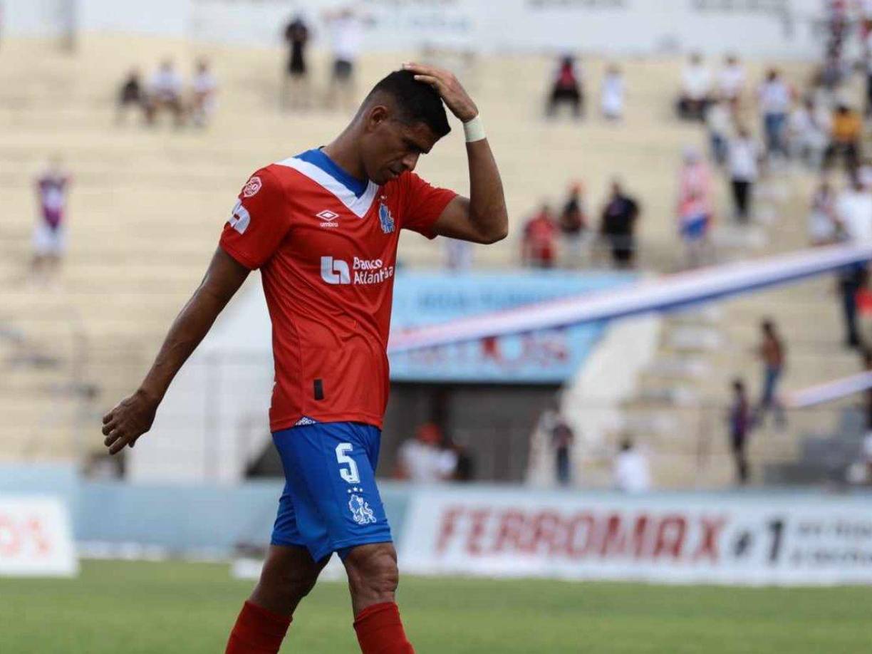 Juan Pablo Montes erró bajo el arco y en las redes sociales es señalado por los olimpistas. 