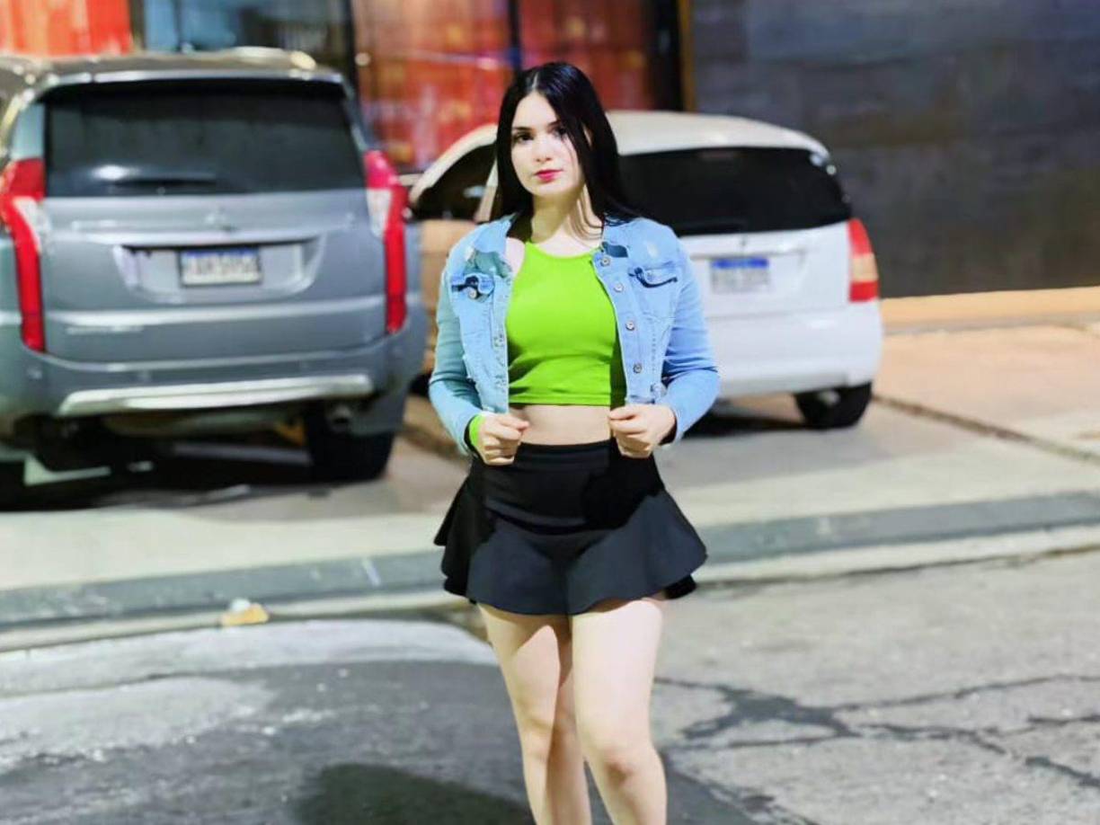 Para fortuna e ilusión de muchos, la bella joven está soltera. 