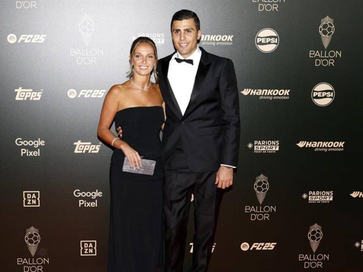 Rodri junto a su novia en la alfombra de la gala del Balón de Oro. 