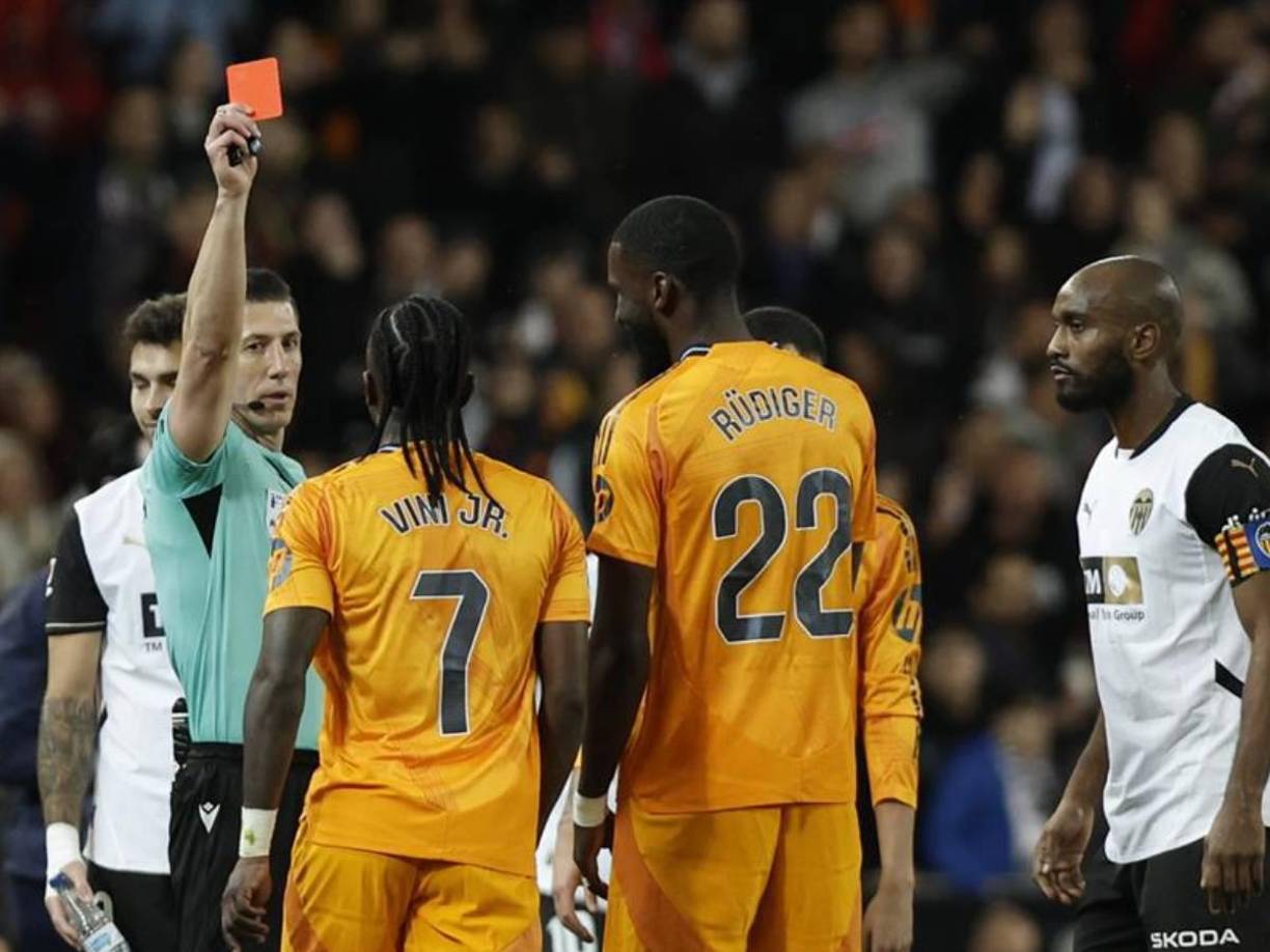 Todo el conjunto local reclamó la expulsión de inmediato, pero el árbitro no lo vio. De todos modos, al rato fue llamado por el VAR y no dudó: se llevó la mano al bolsillo y le sacó la roja al ganador del The Best 2024. 