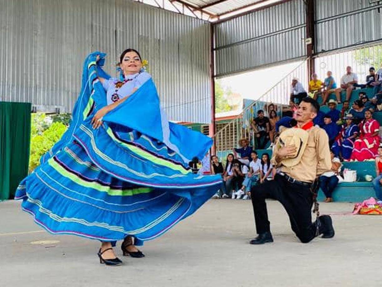 Proyección Folklorica Magisterial Zenzontle durante la presentación en la categoría de danza en pareja.