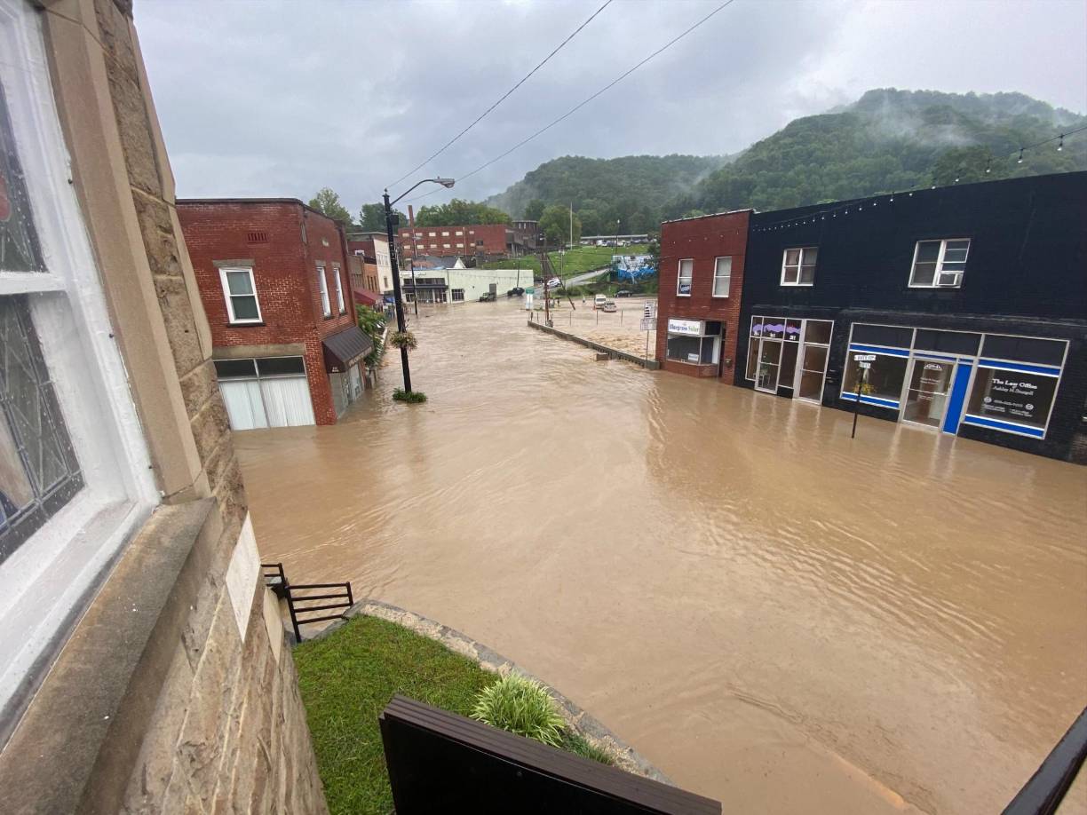 Kentucky sufre “unas de las inundaciones más devastadoras de su historia”