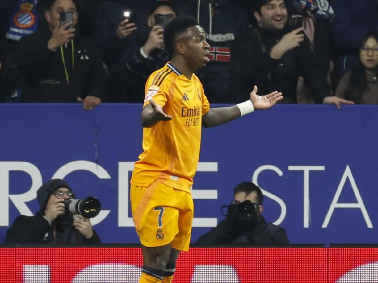 VInicius reclama al árbitro por anularle su golazo contra el Espanyol.