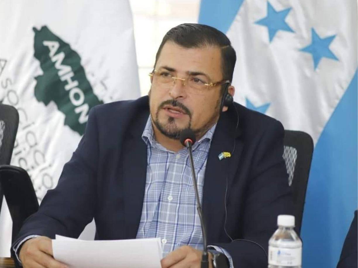 El funcionario de la AMHON señaló que el edil de Ocotepeque, Israel Aguilar, puso su placa en el aula donde se construyó con fondos del gobierno. 