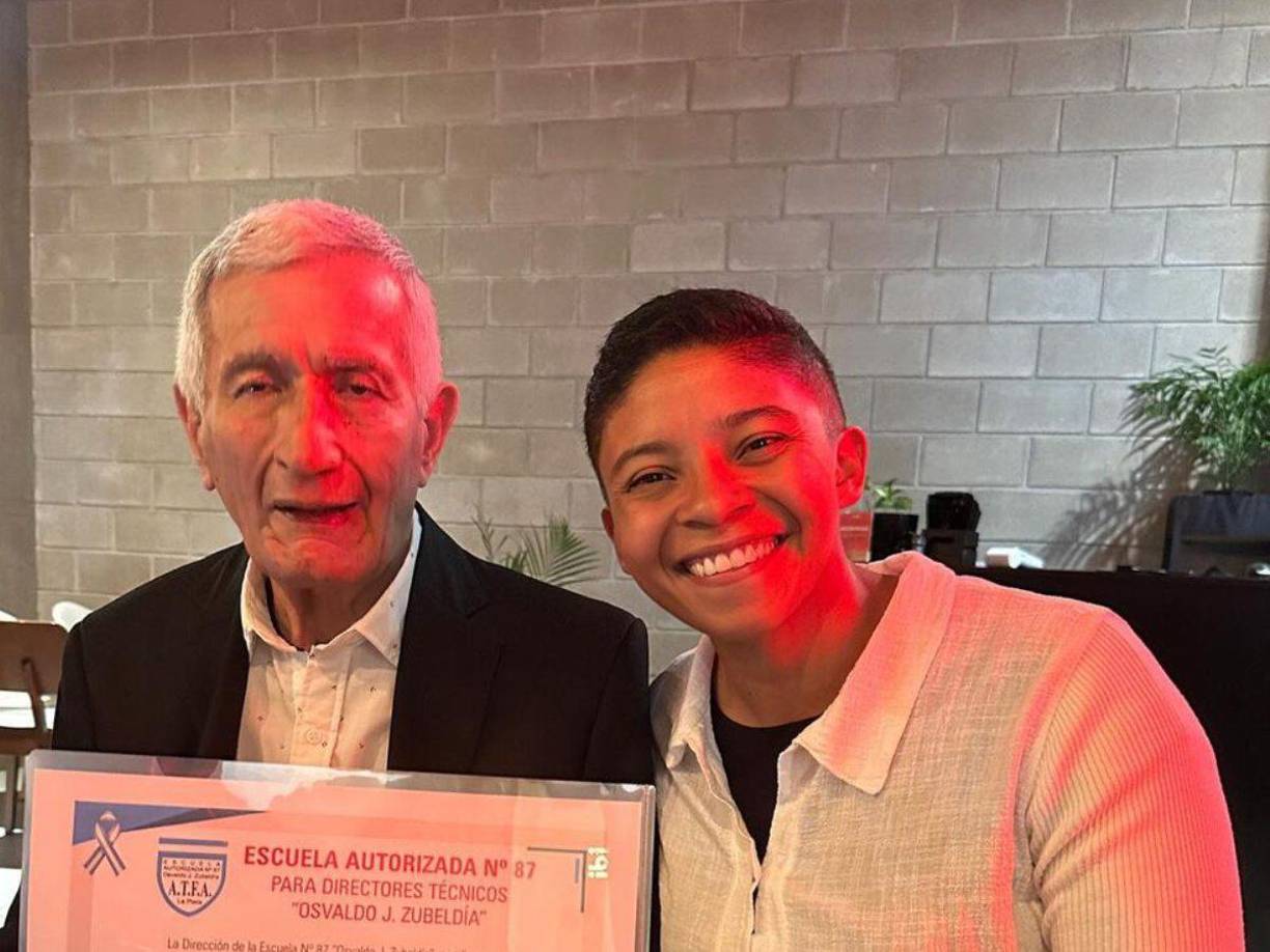 Agustina ha generado revuelo en las redes sociales al informar que se enamoró de un señor de 80 años de edad. 