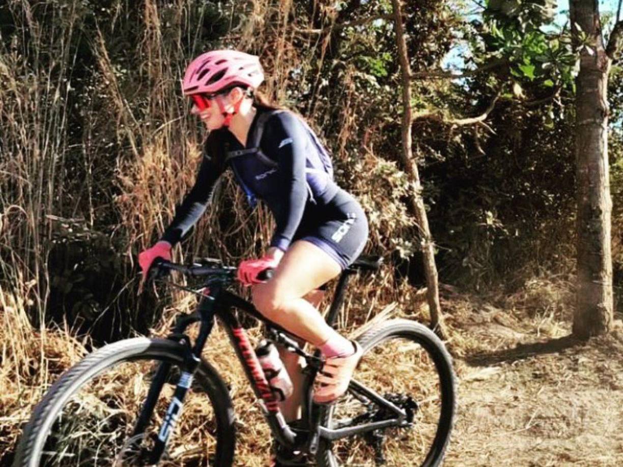 El impacto provocó que un conjunto de altavoces del camión cayera encima de ella.