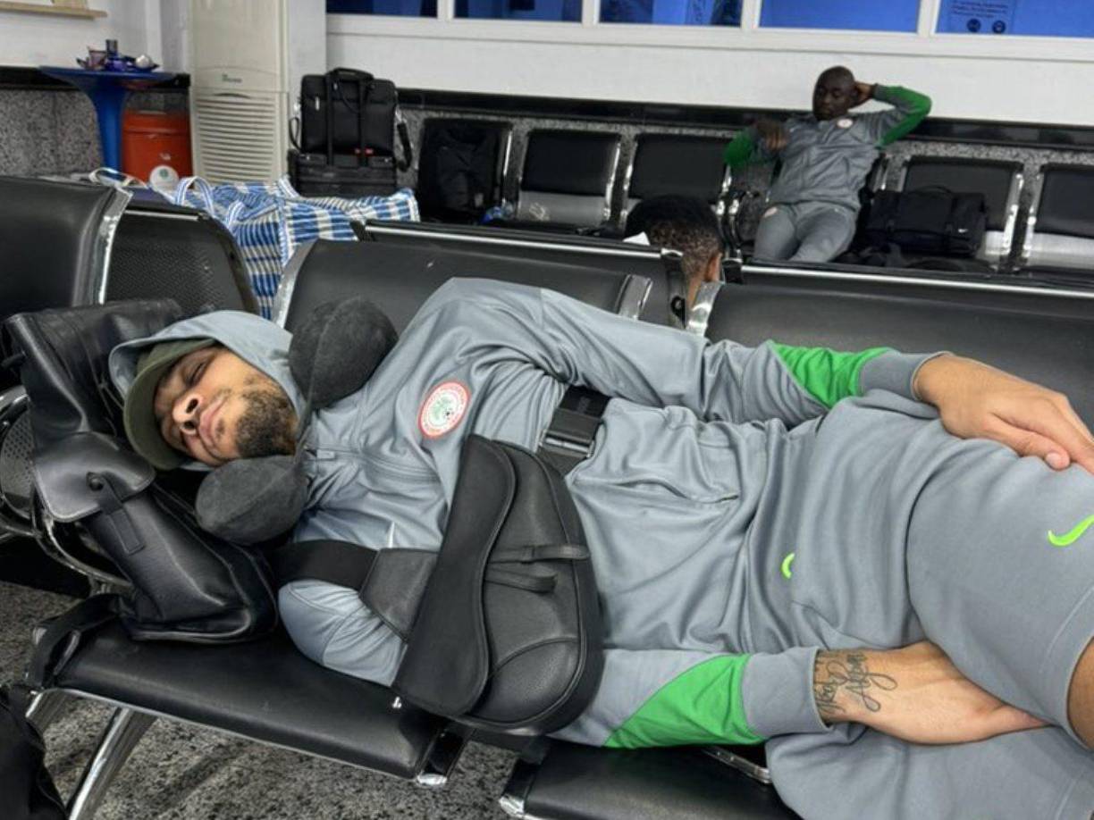 Los jugadores de Nigeria estuvieron sin comer y beber, se vieron en la obligación de dormir en el aeropuerto. 