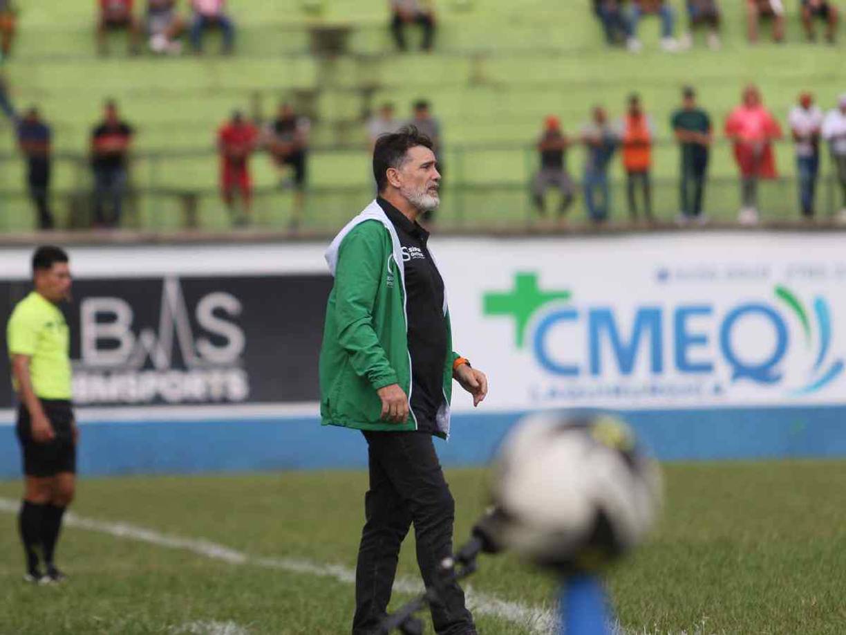 Fernando Araujo, DT del Juticalpa, lució cabizbajo tras el gol de Yustin Arboleda.