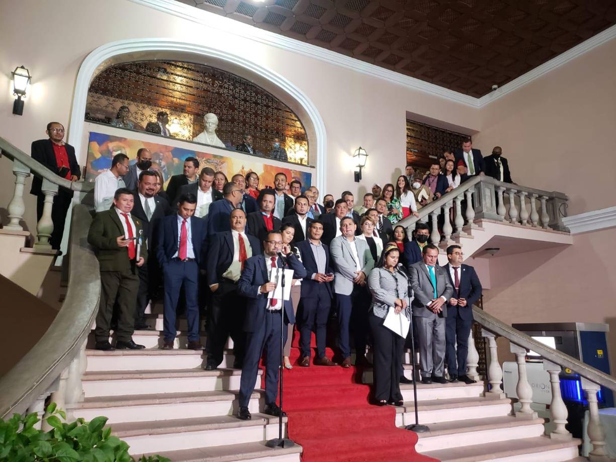 Castro asumió el poder el 27 de enero de 2022, convirtiéndose en la primera mujer en presidir el país. En imagen, los diputados de Libre en conferencia de prensa. 
