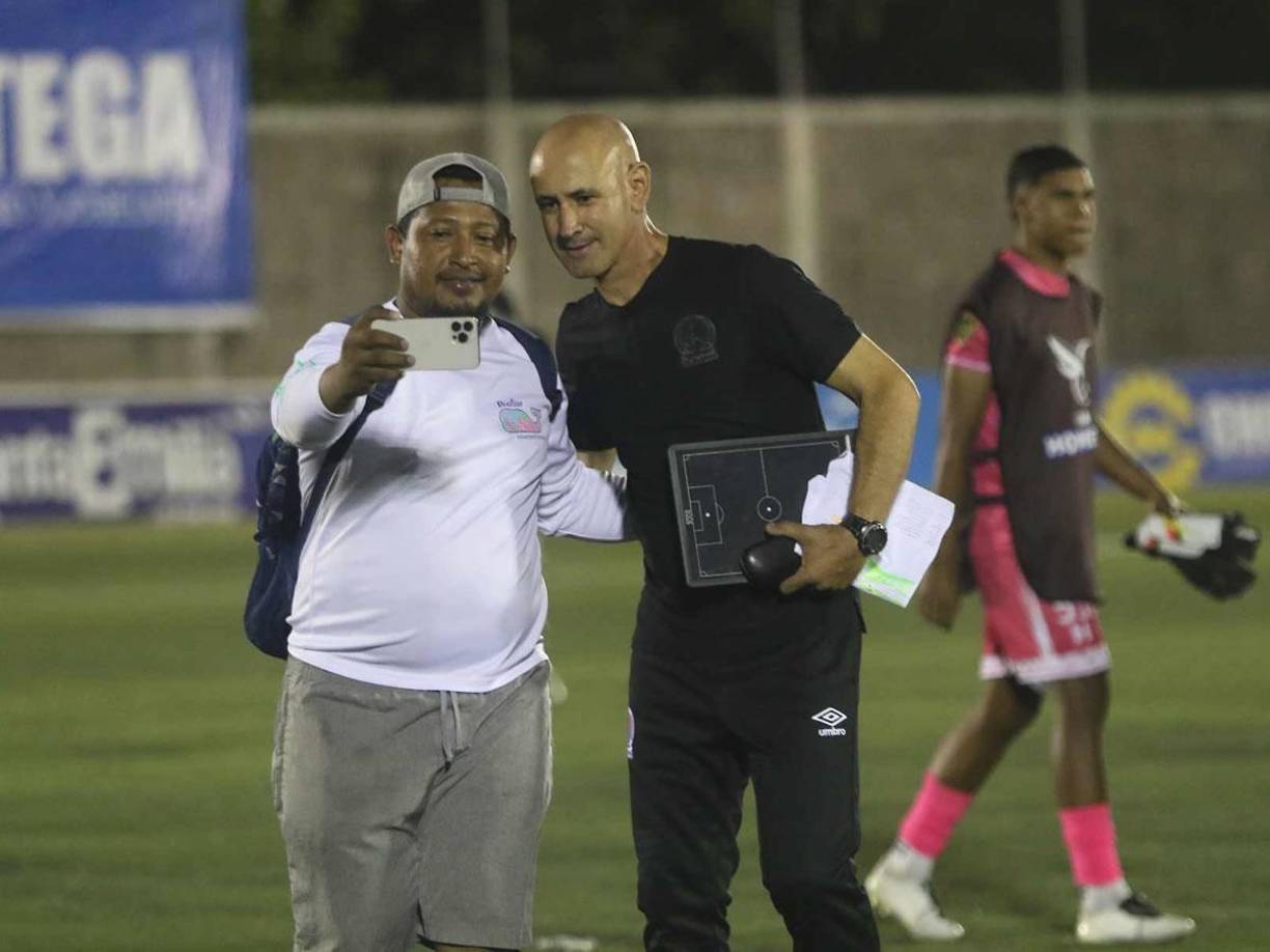 Un aficionado entró al campo al final del partido y le pidió una foto a Eduardo Espinel.