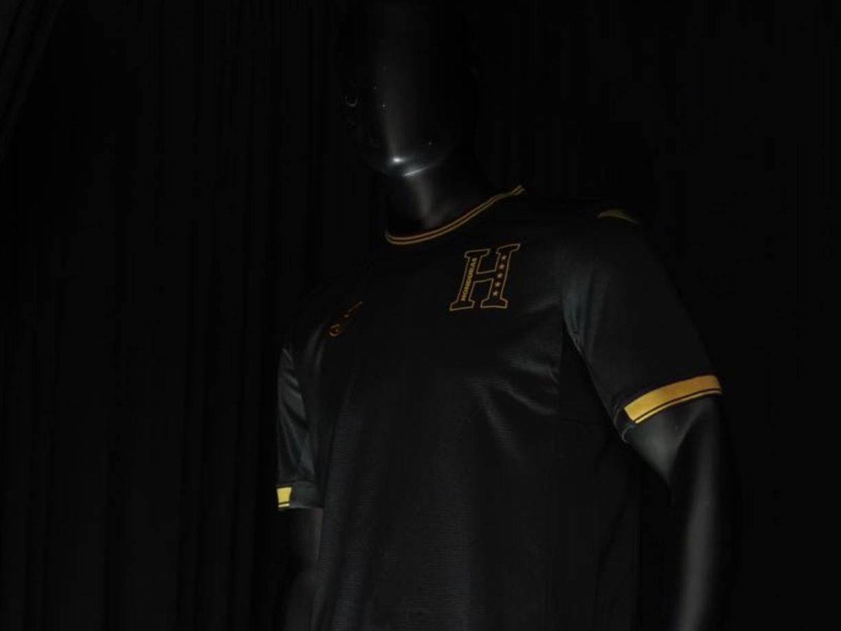 La nueva colección de camisas consta de cuatro uniformes con los que el equipo de todos buscará regresar a una Copa del Mundo. Estas son camisa local (blanca), visita (azul menta), alternativa (blanca con franjas azules) y edición especial (negra con detalles dorados).