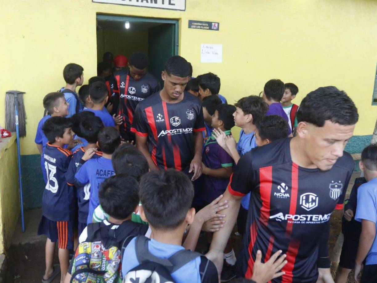 Los niños de la localidad hicieron un pasillo a la salida del conjunto cocotero.