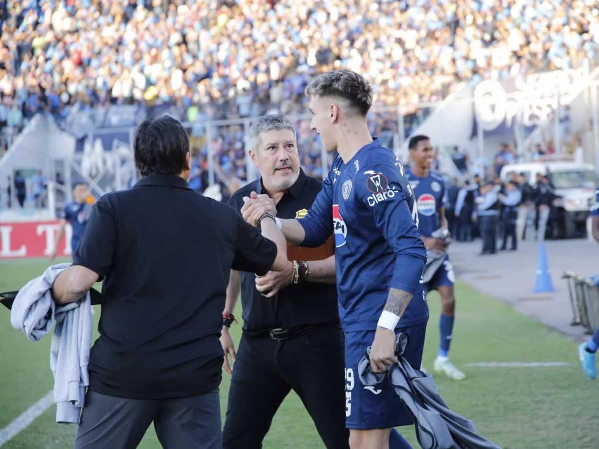 Rodrigo Auzmendi también se acercó a saludar a Jeaustin Campo.