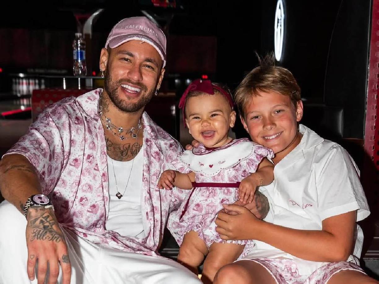 Neymar ya tiene un hijo de 12 años con otra influencer, Carol Dantas, también brasileña. Tiene otra niña, Mavie, con Bruna y de una infidelidad con Amanda Kimberly nació Helena.