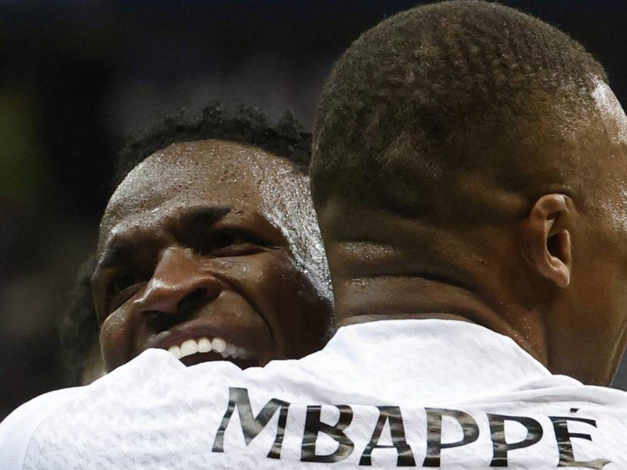 Mbappé le dio un abrazo a Vinicius en los festejos. 