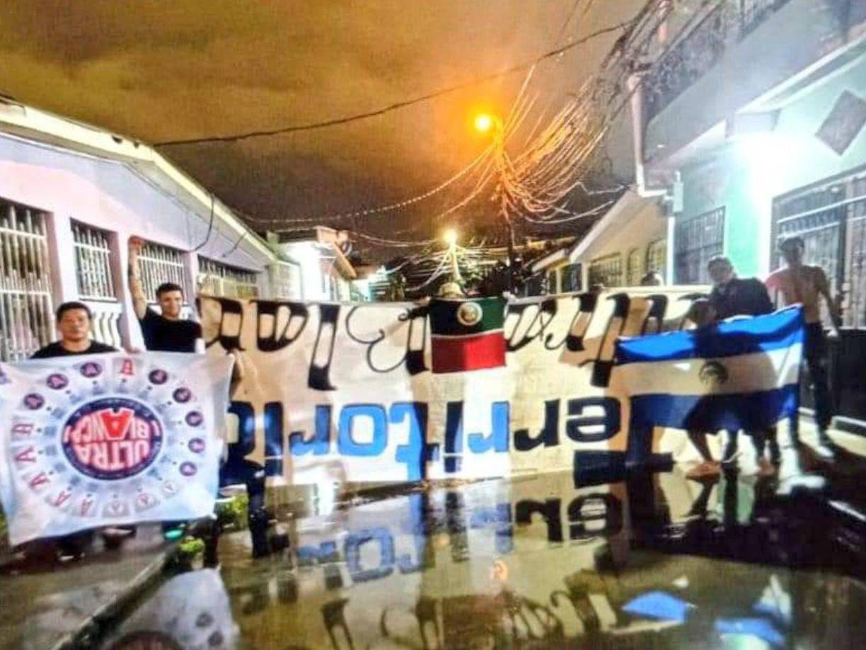 Repudiable: Aficionados del Marathón se quedaron con mantas de seguidores del Alianza y la bandera de El Salvador. Luego se viralizó esta imagen en una de las calles de San Pedro Sula.