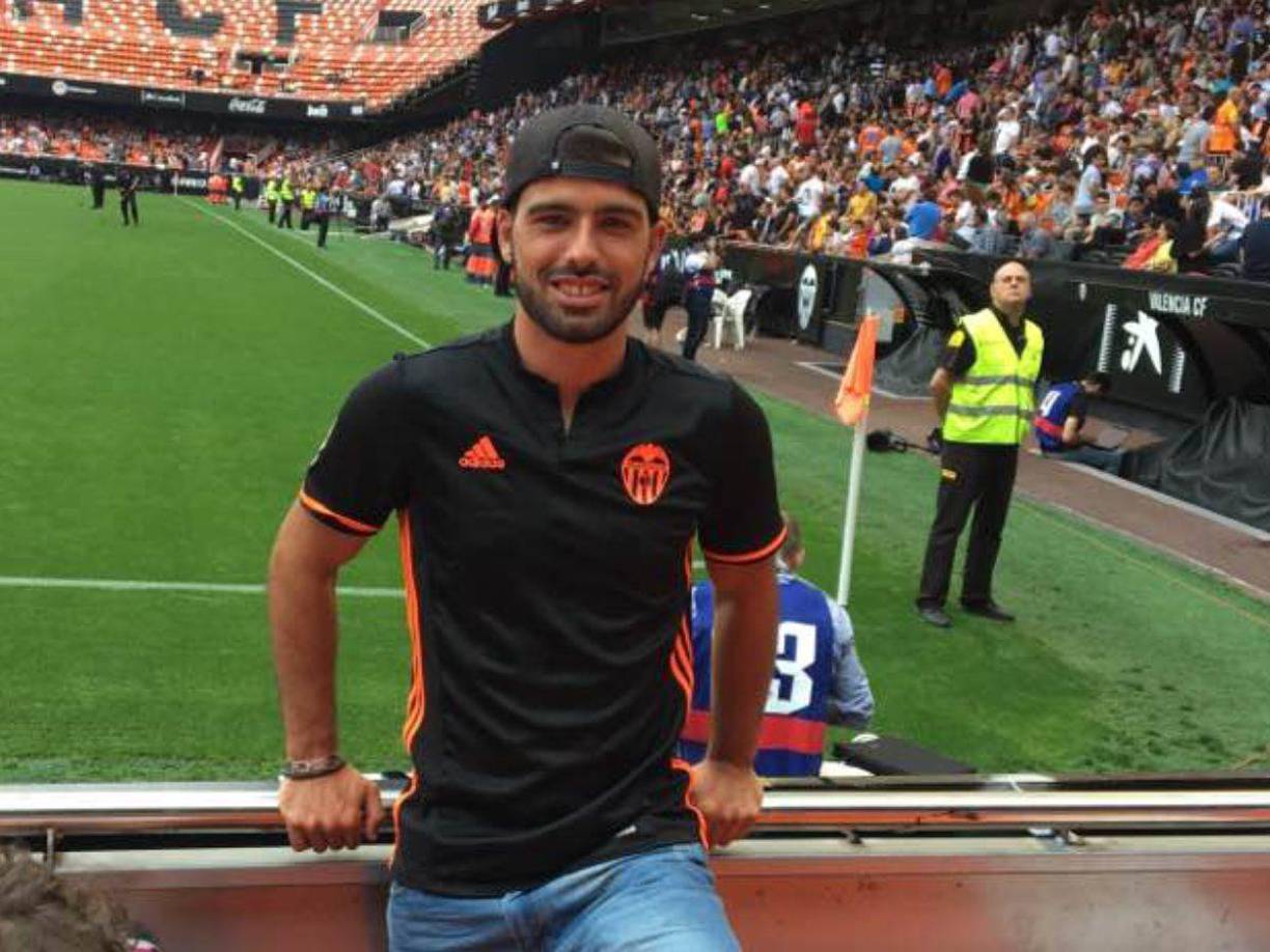 En Singapur se vive una dictadura, por lo que Dani y su esposa se exponen a recibir castigos como ser recibir latigazos por protestar contra el empresario Peter Lim.