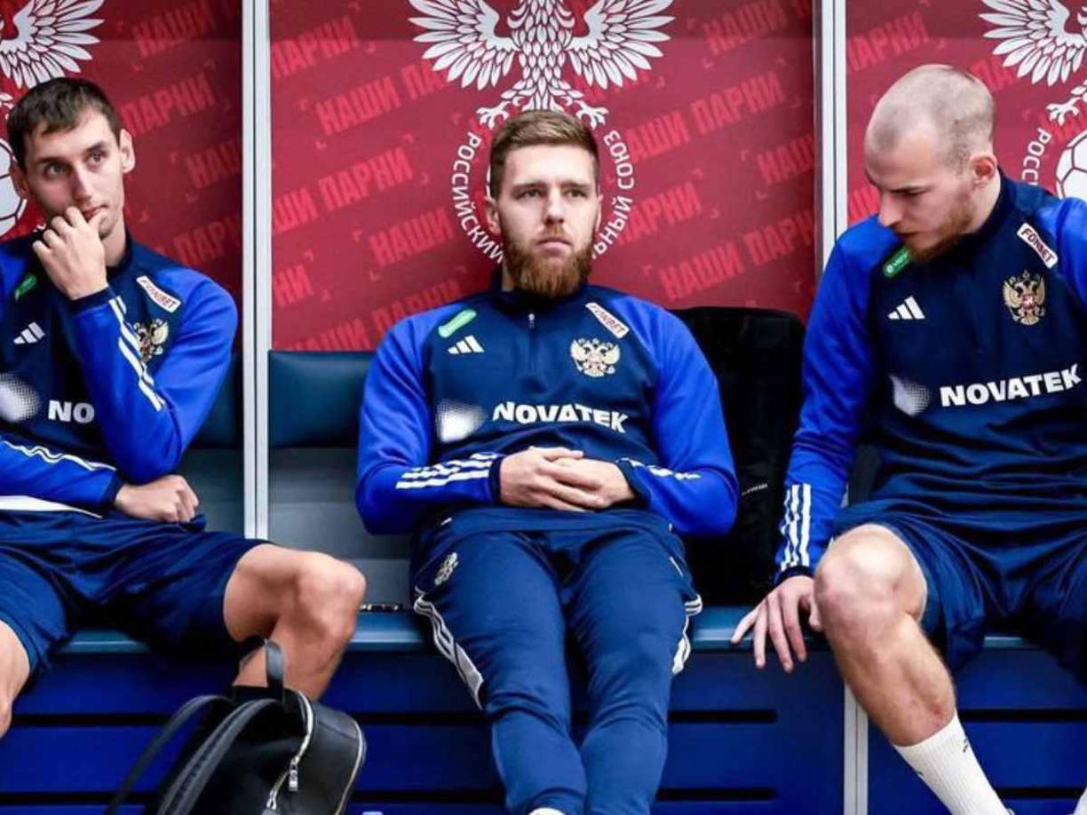 La FIFA y la UEFA han decidido mantener la suspensión de Rusia de todo el fútbol internacional, esto significa que los rusos quedan excluidos del Mundial de 2026.