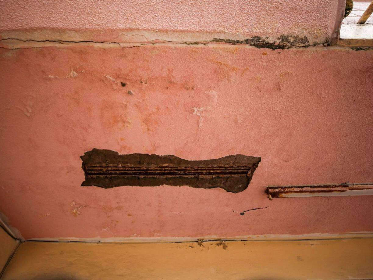 LA PRENSA Premium constató como vibran las gradas cada vez que los estudiantes suben o bajan, como si fueran a separarse por completo del edificio, que ya tiene varias grietas. “Viera a la hora de salida, lo que hacemos es que los vamos sacando en varios grupitos para no ponerle tanto peso a las gradas porque nos da miedo que pase algo”, expresó la profesora María Silvia Cubas.