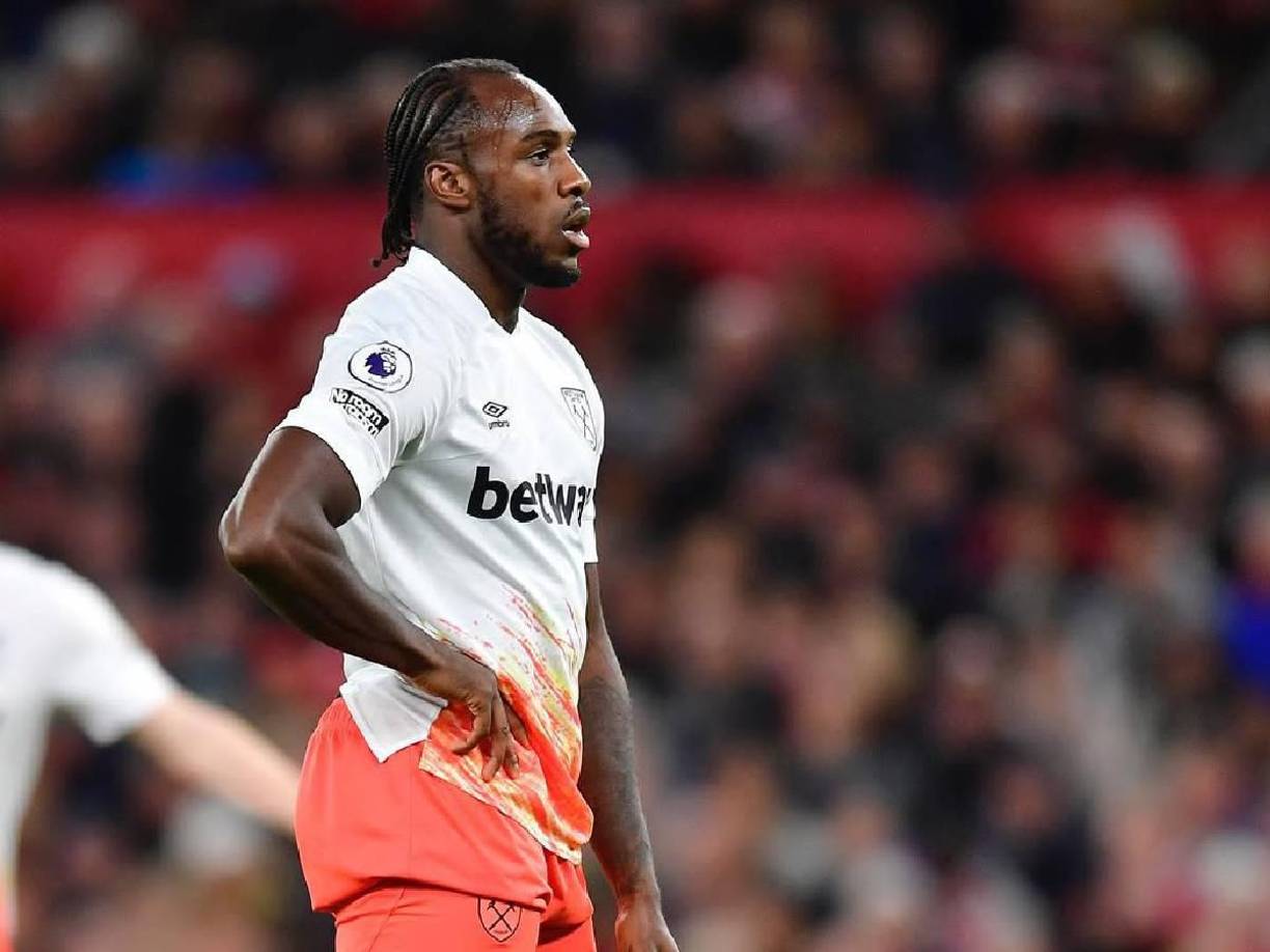 Según indicó el diario británico, los bomberos lograron liberar a Antonio del coche a las 13:45, después de recibir el aviso de la colisión a las 13:02.