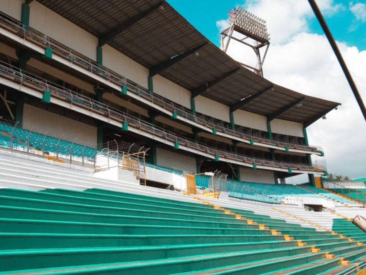 Esta es una postal de cómo lucen las graderías luego de la pintura recibida. El día del partido habrá, también, dos generadores de energía de respaldo