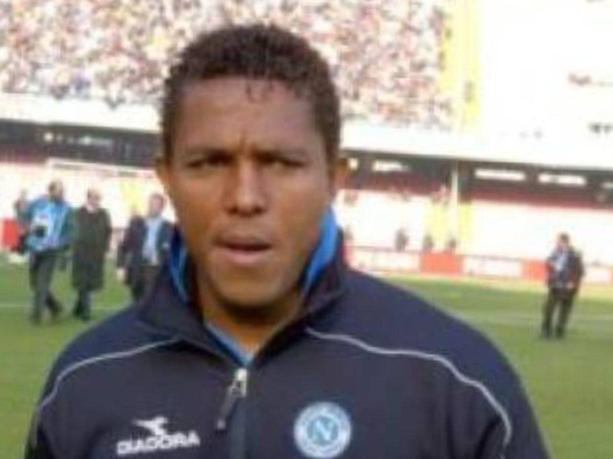 Las felicitaciones del Napoli llegan ya que recuerdan al exdelantero hondureño Carlos Pavón, quien militó en sus filas en el 2002.