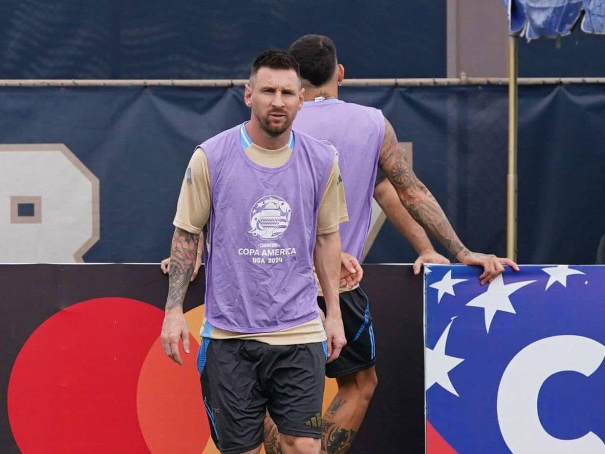 Tan cansado estaba Messi en su momento, después de caer contra Chile en la Copa América Centenario, disputada en Estados Unidos, anunció su renuncia a la Albiceleste, aunque tiempo después lo convencieron de volver.