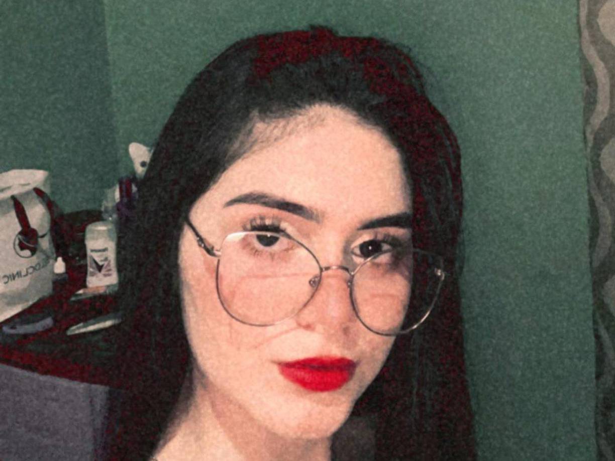 La bella chica ayuda en los gastos de la casa y nos confesó que tristemente hace unos años atrás perdió a su padre. 